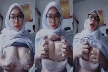 Indri Jilbab Kacamata Toge Gede Dientot Sampe Becek